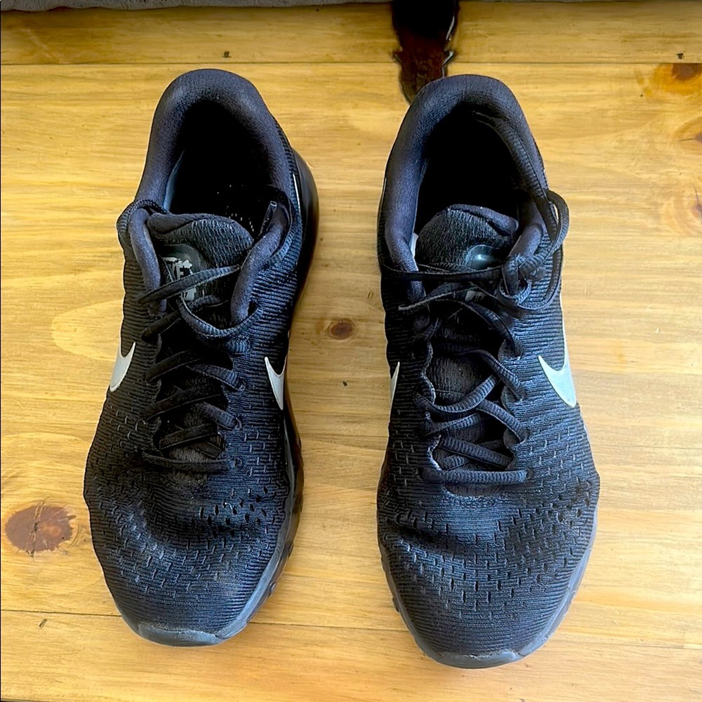 Nike Black Athletic Running Shoes with Breathable Mesh